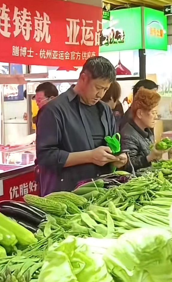 人识定居上海生活低调这辈子不懂炫耀EVO视讯张国强拎无纺布袋买菜无(图1)