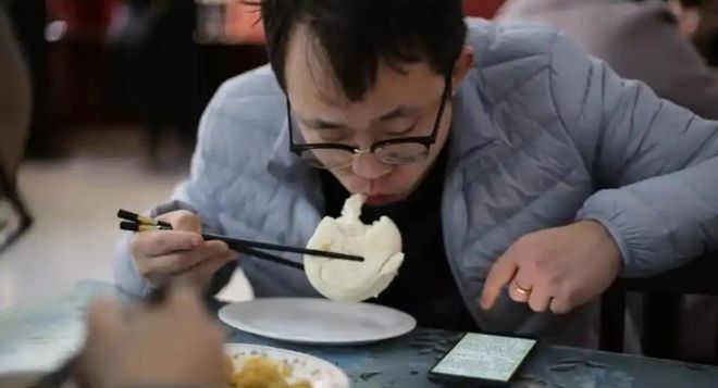 桶脏10倍仍有人每天用餐时仍不离手！EVO视讯央视已曝光！这个物品比马(图14)